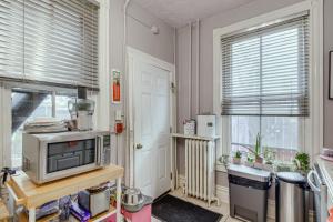 Kuchyň nebo kuchyňský kout v ubytování Pet-Friendly Allentown Apt Near Hamilton District!