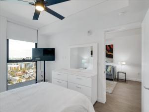 Un pat sau paturi într-o cameră la Global Luxury Suites at Downtown Phoenix