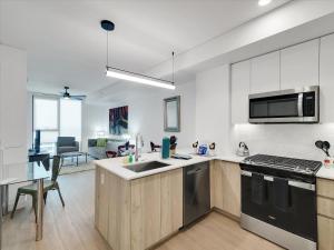 une cuisine avec un évier et une cuisinière four supérieur dans l'établissement Global Luxury Suites at Downtown Phoenix, à Phoenix