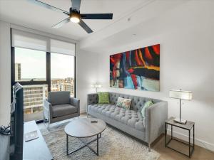 un salon avec un canapé et une chaise dans l'établissement Global Luxury Suites at Downtown Phoenix, à Phoenix