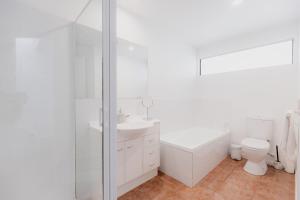 Ένα μπάνιο στο Spacious Modern Terrace in the Heart of Hobart CBD +54 φωτογραφίες