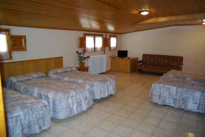 A bed or beds in a room at Hostal La Cabanya