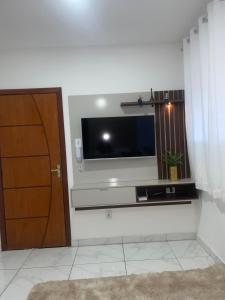 Et tv og/eller underholdning på 3km parque de exposição, 200m do hospital Smaritano- Apto