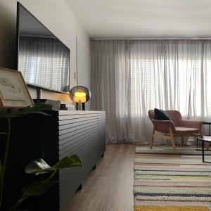Μια τηλεόραση ή/και κέντρο ψυχαγωγίας στο Sayer Gardens Apartment with access to rental car