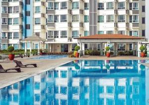 a swimming pool in front of a large building at SM Mezza 1 Residences in Manila