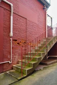 霍巴特'Elizabeth House=' in prime Hobart CBD location的红砖建筑侧面的楼梯