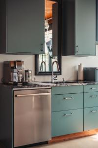 Loft Exécutif CherLieu de luxe avec vue sur golf et montagnes的厨房或小厨房