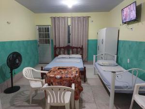 a hospital room with a bed and a table and chairs at Casa para temporada in Belém