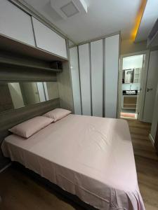 En eller flere senge i et værelse på Apto aconchegante e lindo