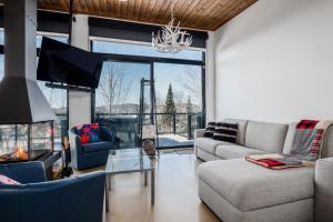 Loft Exécutif CherLieu de luxe avec vue sur golf et montagnes的休息区