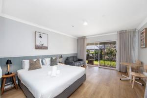 瓦布利尔The Quarters, Ascend Hotel Collection的一间带大床的卧室和一间客厅 更多37张照片