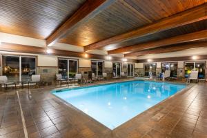 Bazén v ubytování Holiday Inn Express Vancouver North by IHG nebo v jeho okolí