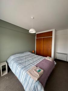 una camera da letto con un letto grande con due asciugamani sopra di Mirador 3 a Trelew