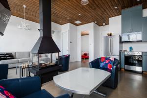 Loft Exécutif CherLieu de luxe avec vue sur golf et montagnes的厨房或小厨房