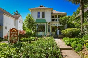 尼亚加拉瀑布Niagara Inn Bed and Breakfast的一栋房子前面有一块招牌