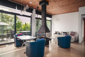 Loft Exécutif CherLieu de luxe avec vue sur golf et montagnes的休息区