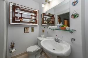 un bagno con lavandino, water e specchio di Niagara Inn Bed and Breakfast a Niagara Falls Altre 37 foto