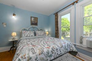 una camera da letto con un letto e una finestra di Niagara Inn Bed and Breakfast a Niagara Falls
