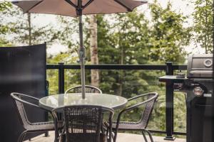 Loft Exécutif CherLieu de luxe avec vue sur golf et montagnes的阳台或露台