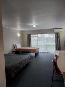 Postel nebo postele na pokoji v ubytování Ambassador Motel