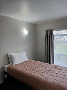 Postel nebo postele na pokoji v ubytování Ambassador Motel