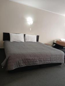 Postel nebo postele na pokoji v ubytování Ambassador Motel