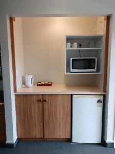 Kuchyň nebo kuchyňský kout v ubytování Ambassador Motel