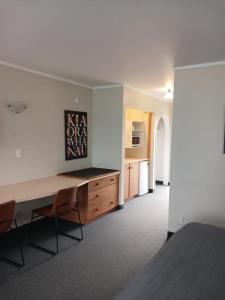 Posezení v ubytování Ambassador Motel