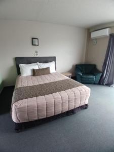 Postel nebo postele na pokoji v ubytování Ambassador Motel