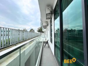 Rõdu või terrass majutusasutuses New Listing Klang with Netflix Wifi Swimming Pool View