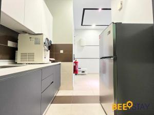 Köök või kööginurk majutusasutuses New Listing Klang with Netflix Wifi Swimming Pool View