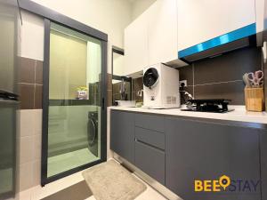 Koupelna v ubytování New Listing Klang with Netflix Wifi Swimming Pool View