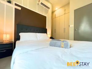 Voodi või voodid majutusasutuse New Listing Klang with Netflix Wifi Swimming Pool View toas