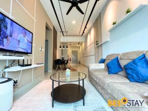 Televiisor ja/või meelelahutuskeskus majutusasutuses New Listing Klang with Netflix Wifi Swimming Pool View