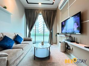 TV a/nebo společenská místnost v ubytování New Listing Klang with Netflix Wifi Swimming Pool View
