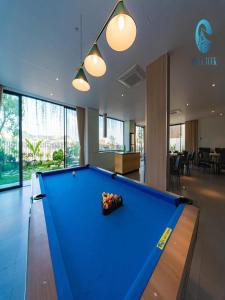 a pool table in the middle of a room at Villa 11 phòng ngủ - Ghế massa - Bể bơi riêng - Trung tâm Bãi Cháy in Ha Long