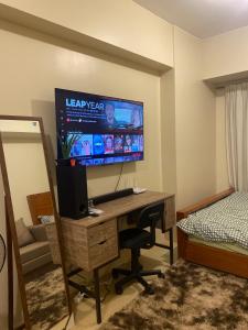 イロイロにあるAvida Towers Atriaのデスク(テレビ付)が備わる客室です。 +1枚の写真