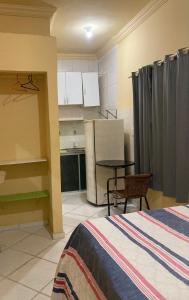 a room with a bed and a kitchen at RESIDENCIAL OLIVEIRA in Manaus