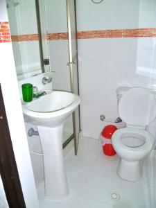Een badkamer bij Casa Los Almendros