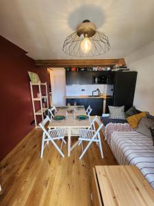 Ruang duduk di Cosy, plein centre vue splendide