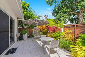 Κήπος έξω από το Cove House - Coastal Convenience by the Pool