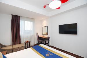 TV a/nebo společenská místnost v ubytování Sandals Lily Hotel