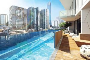una grande piscina con vista sulla città di Chapter 3 in Imagine Macro Hotel a Melbourne