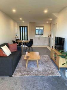 TV a/nebo společenská místnost v ubytování Cheerful 2 bedroom townhouse in Addington!