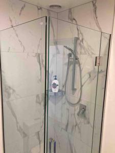 Koupelna v ubytování Cheerful 2 bedroom townhouse in Addington!