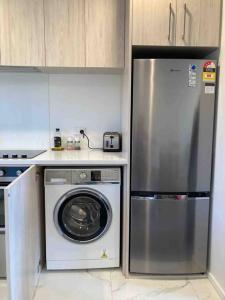 Kuchyň nebo kuchyňský kout v ubytování Cheerful 2 bedroom townhouse in Addington!