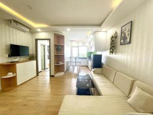 ニャチャンにあるDuc's Oceanus Nha Trang Apartmentのソファとキッチンのあるリビングルーム