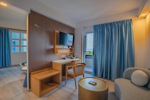 TV a/nebo společenská místnost v ubytování UMET Seaview Hotel with Free Airport Pick up and Drop T&C Apply + 37 fotografií