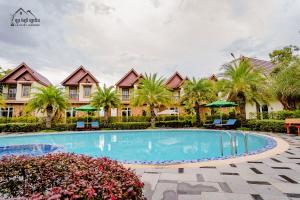 Bazén v ubytování La Fairy Garden Resort nebo v jeho okolí