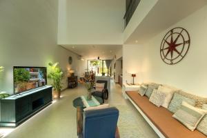 TV a/nebo společenská místnost v ubytování Sunrise Villa 4BR Beachside An Bang Beach Hoi An by Beachside Boutique Homes